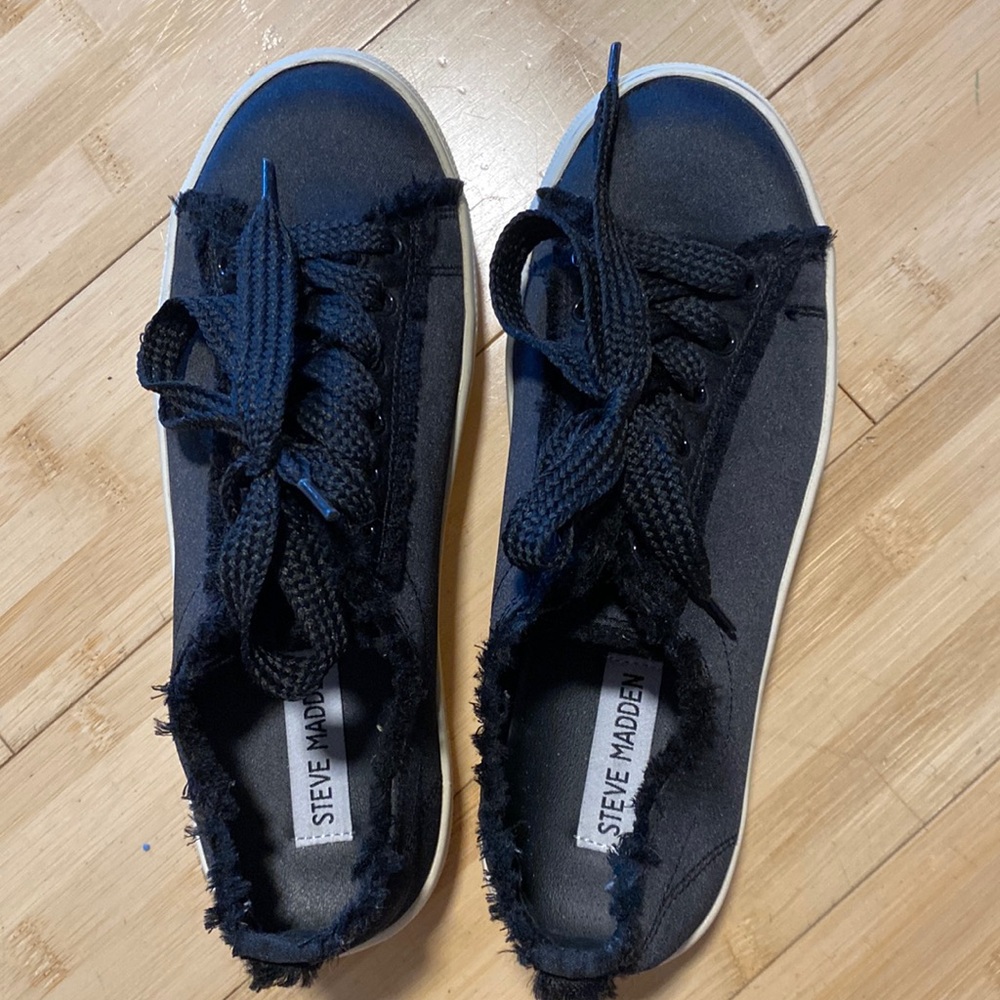 NWOT black canvas Steve Madden shoes size 6